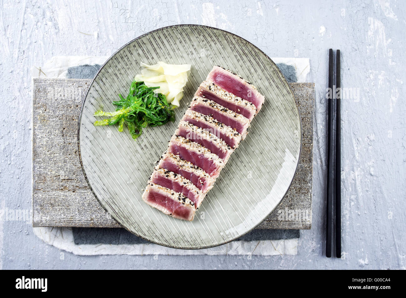 Tataki de thon avec du gingembre et de wakame Banque D'Images