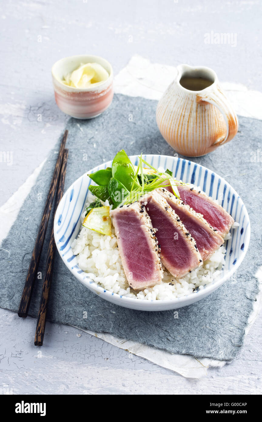 Tataki de thon avec du Riz et Légumes Banque D'Images