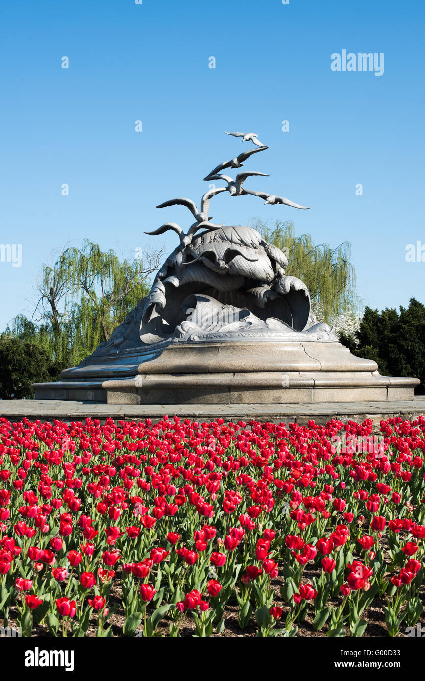 Washington, DC - l'Navy-Merchant Memorial Marine, sur les rives du Potomac et non loin du Pentagone, est entouré de tulipes rouges qui fleurissent au printemps. Il est situé sur l'île, le long de la Colombie-Britannique George Washington Memorial Parkway. Banque D'Images