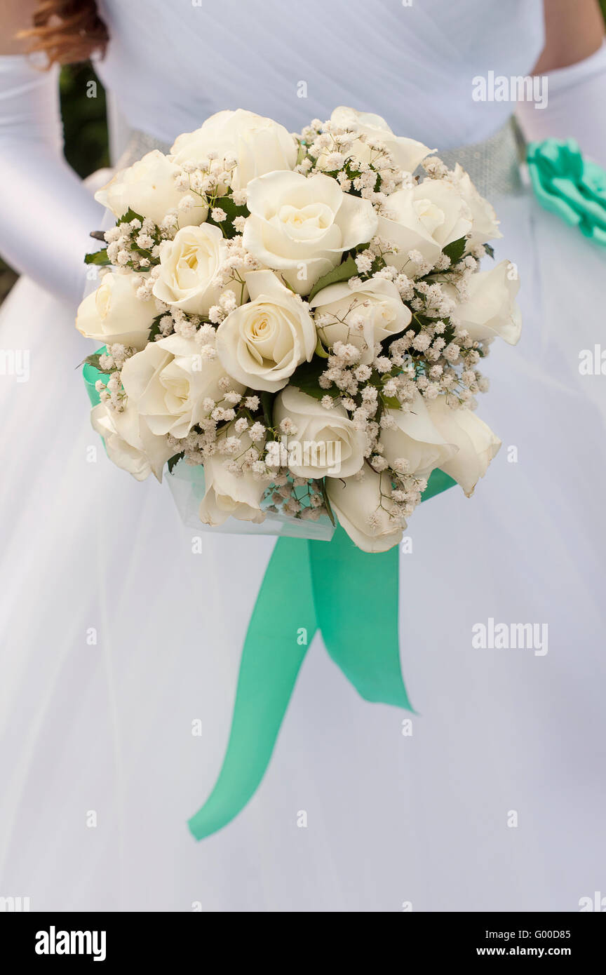 Bride Holding Bouquet de roses blanches Banque D'Images