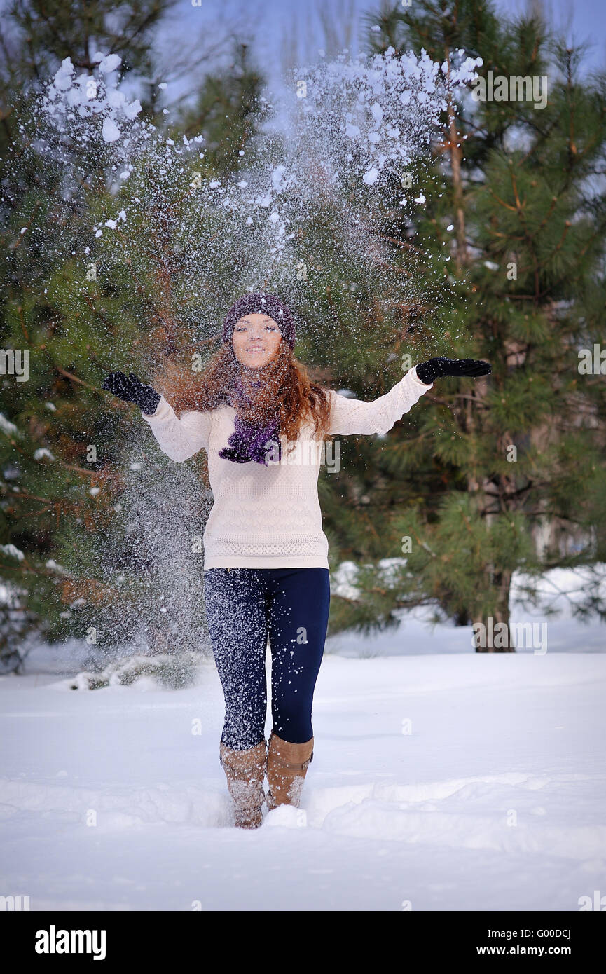 Belle fille de neige de l'hiver se jette les mains Banque D'Images