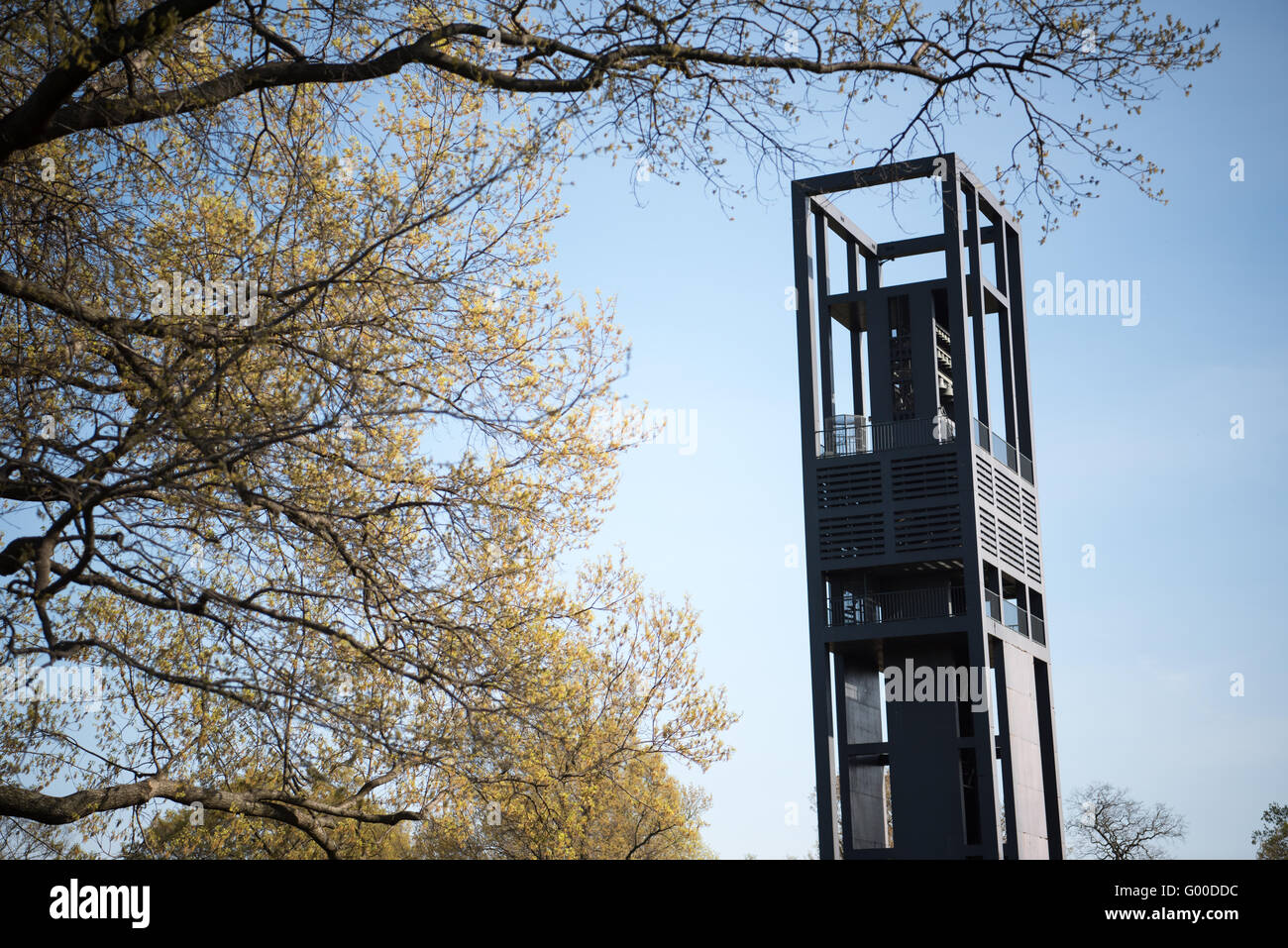 ARLINGTON, Virginie, États-Unis — le Netherlands Carillon, une tour en acier ouverte de 127 pieds de haut, se dresse dans le parc Arlington Ridge. Ce monument musical, offert par le peuple néerlandais en 1954, abrite 50 cloches en bronze pesant entre 42 et 6 724 livres. Conçu par l'architecte néerlandais Joost W.C. Boks, il a été dédié en 1960 comme un symbole de l'amitié américano-néerlandaise. Le carillon surplombe le fleuve Potomac avec vue sur les gratte-ciel de Washington, DC, situé entre le Marine corps War Memorial et le cimetière national d'Arlington. Banque D'Images