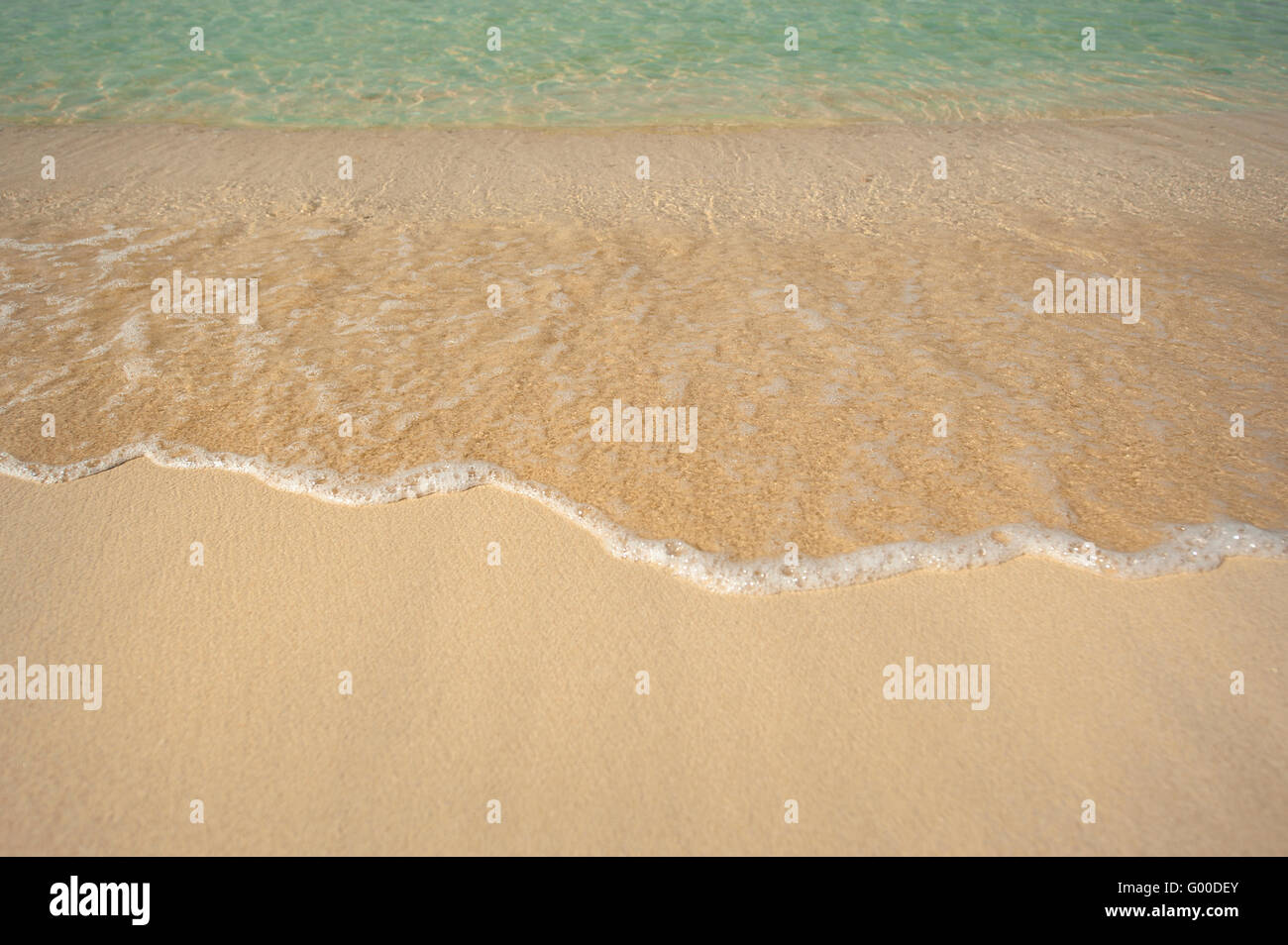L'eau claire et de sable sur le bord de la mer Banque D'Images