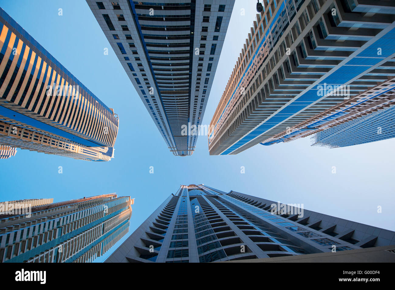 Office de Tourisme de gratte-ciel sur fond de ciel bleu Banque D'Images