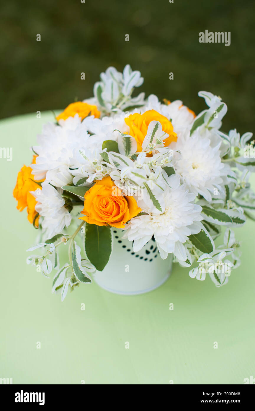 Beau bouquet de fleurs dans vase blanc, sur fond lumineux Banque D'Images