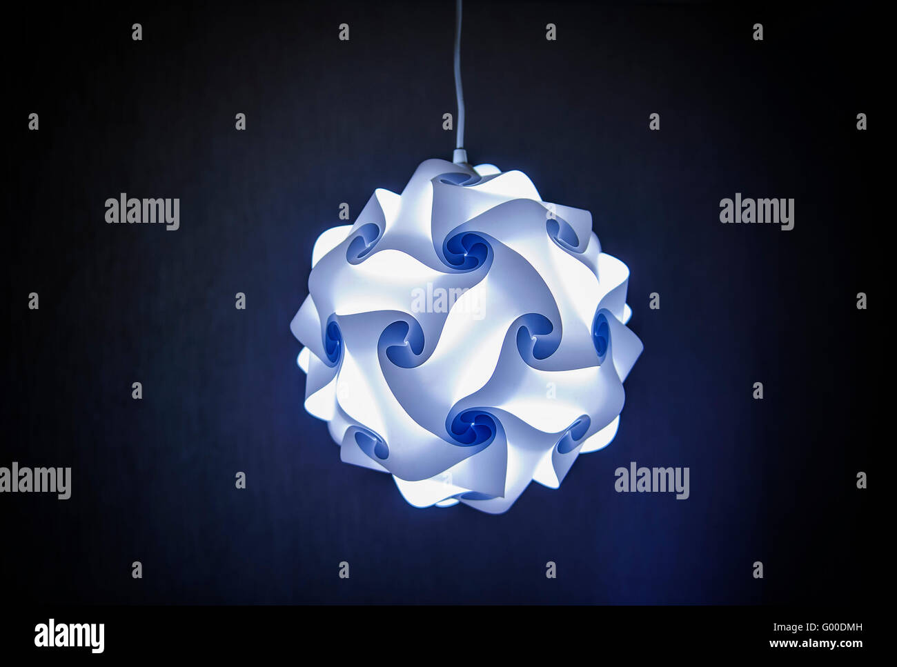 Lampe design moderne en bleu clair Banque D'Images