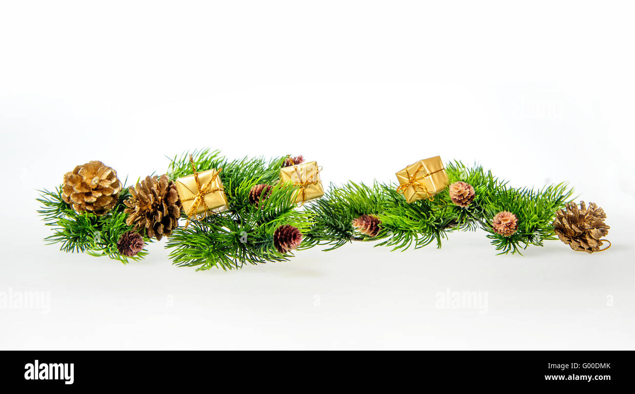 La composition des branches d'arbre de Noël et cadeaux Banque D'Images