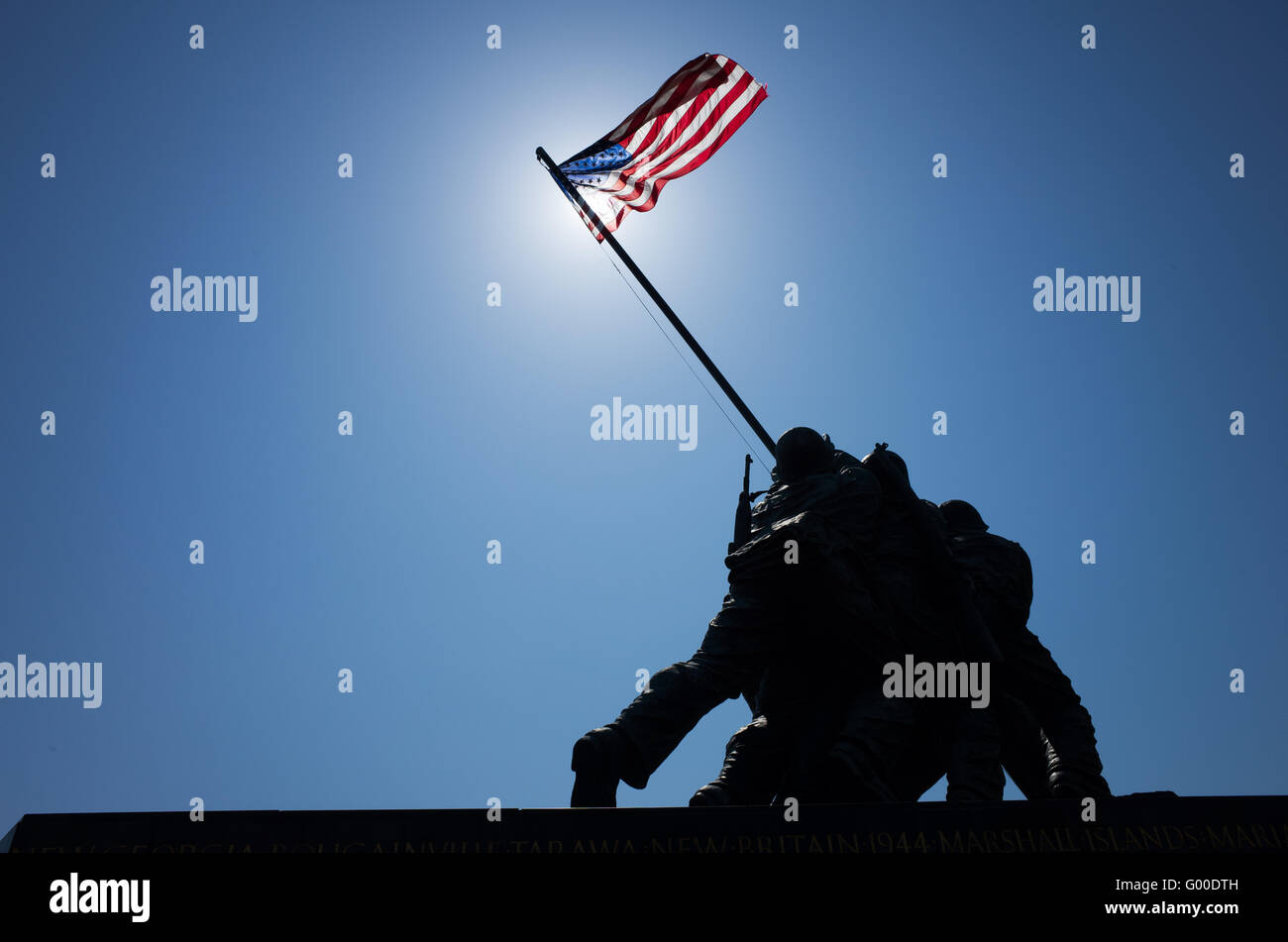 Mémorial de guerre du corps des Marines Iwo Jima Memorial Arlington Virginia // ARLINGTON, Virginia, États-Unis — le mémorial de guerre du corps des Marines, également connu sous le nom de mémorial Iwo Jima, se trouve bien en vue à Arlington, en Virginie, juste à l'extérieur de Washington, DC. La statue de bronze représente six Marines levant le drapeau américain sur le mont Suribachi pendant la bataille d'Iwo Jima pendant la seconde Guerre mondiale, basée sur la photographie emblématique de Joe Rosenthal. Banque D'Images
