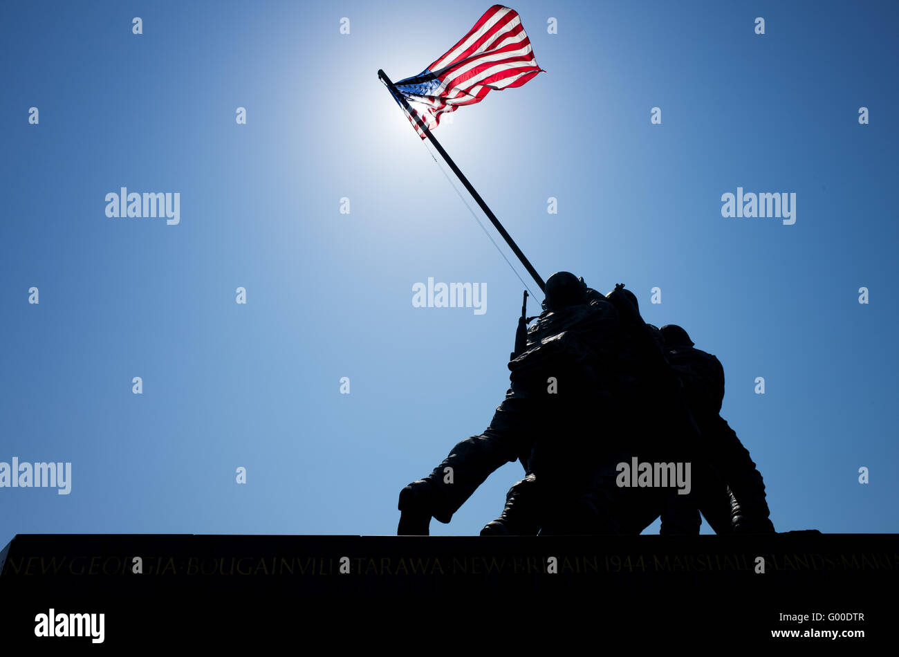 Mémorial de guerre du corps des Marines Iwo Jima Memorial Arlington Virginia // ARLINGTON, Virginia, États-Unis — le mémorial de guerre du corps des Marines, également connu sous le nom de mémorial Iwo Jima, se trouve bien en vue à Arlington, en Virginie, juste à l'extérieur de Washington, DC. La statue de bronze représente six Marines levant le drapeau américain sur le mont Suribachi pendant la bataille d'Iwo Jima pendant la seconde Guerre mondiale, basée sur la photographie emblématique de Joe Rosenthal. Banque D'Images