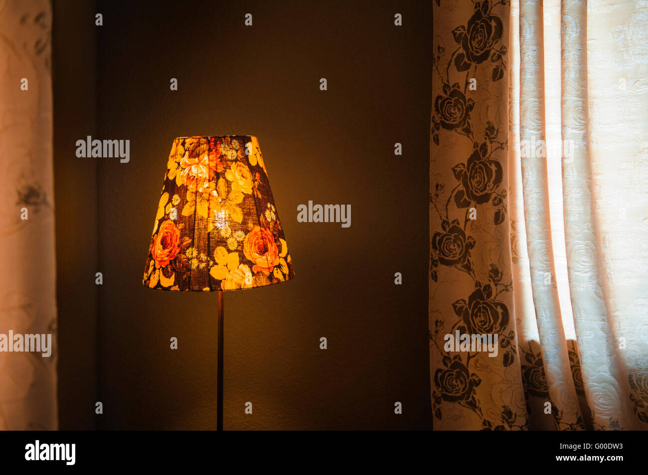 Lampe vintage orange éclatant plancher de chambre à coucher dans un coin d'une pièce Banque D'Images