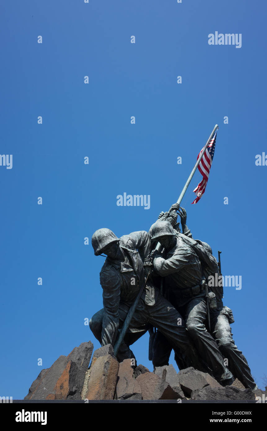 Mémorial de guerre du corps des Marines Iwo Jima Memorial Arlington Virginia // ARLINGTON, Virginia, États-Unis — le mémorial de guerre du corps des Marines, également connu sous le nom de mémorial Iwo Jima, se trouve bien en vue à Arlington, en Virginie, juste à l'extérieur de Washington, DC. La statue de bronze représente six Marines levant le drapeau américain sur le mont Suribachi pendant la bataille d'Iwo Jima pendant la seconde Guerre mondiale, basée sur la photographie emblématique de Joe Rosenthal. Banque D'Images