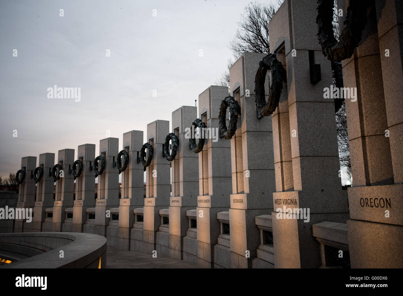 Monument commémoratif national de la seconde Guerre mondiale Washington DC // WASHINGTON DC — le monument commémoratif national de la seconde Guerre mondiale est dédié aux 16 millions d'Américains qui ont servi dans les forces armées pendant la seconde Guerre mondiale et aux plus de 400 000 qui sont morts. Le mémorial, ouvert au public en 2004, est situé sur le National Mall entre le Washington Monument et le Lincoln Memorial Reflecting Pool. Le mémorial de la seconde Guerre mondiale comprend 56 piliers de granit représentant les états et territoires des États-Unis, ainsi que deux arches de triomphe honorant les victoires théâtrales de l'Atlantique et du Pacifique. Conçu par Friedrich issu Flo Banque D'Images