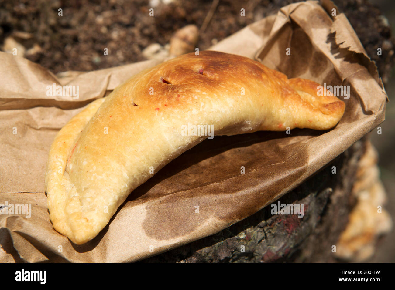 Un plantain empanadas à Manzanillo plage de Costa Rica. Les empanadas sont un snack populaire en Amérique centrale. Banque D'Images