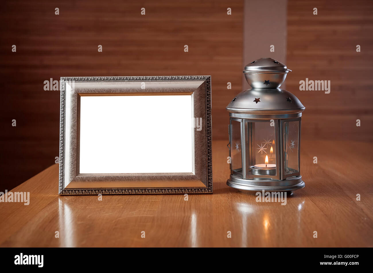 Cadre photo ancien sur la table en bois dans le contexte d'un Banque D'Images