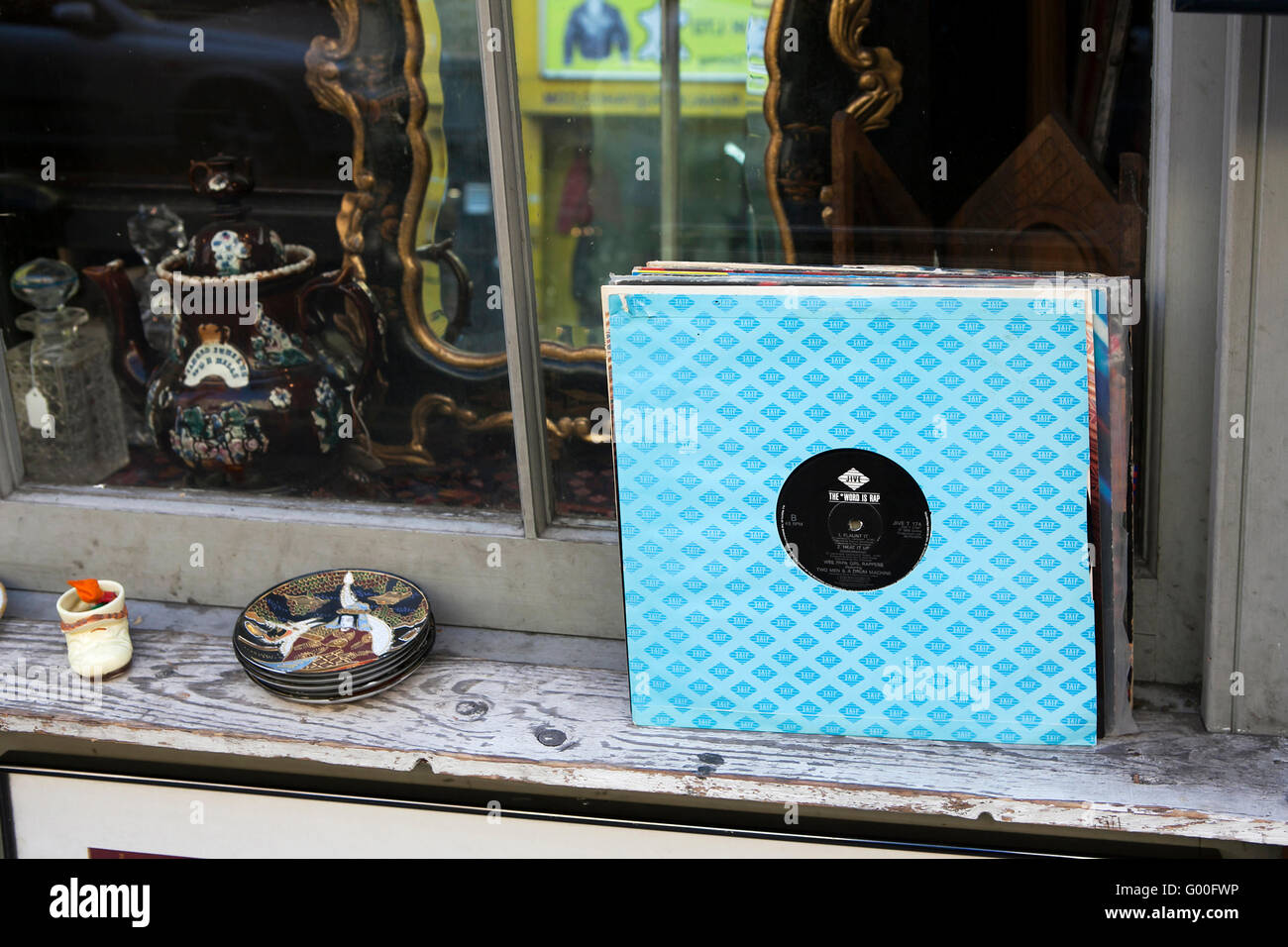 Londres - le 17 janvier 2015. Fenêtre de marché aux puces boutique avec des produits à l'ancienne affiche dans la ville de Londres, Royaume-Uni, le 13 juin 2014. Retro Banque D'Images