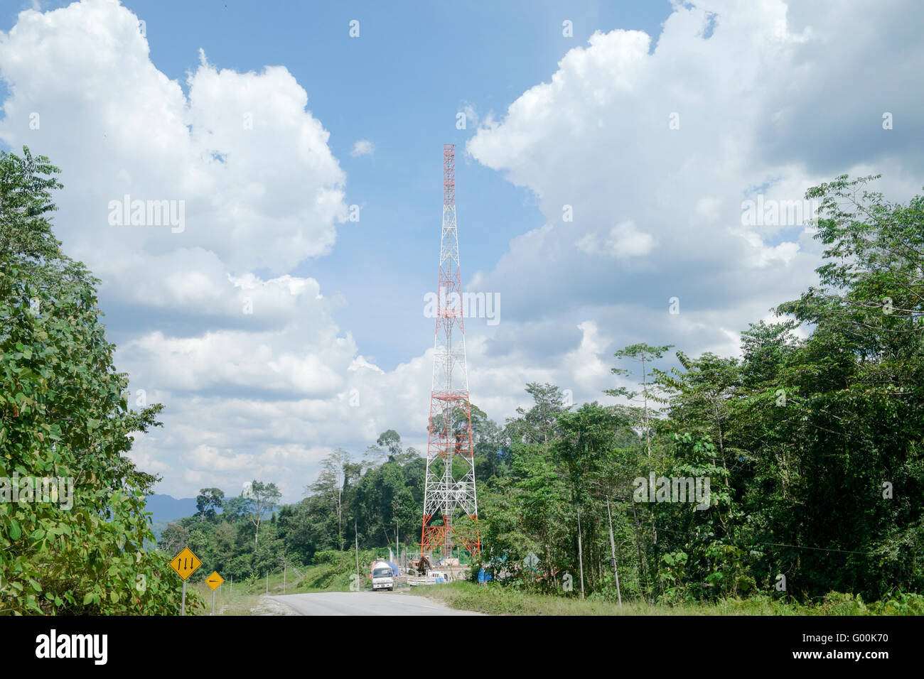 Tour de télécommunication communs sur le ciel bleu. Banque D'Images