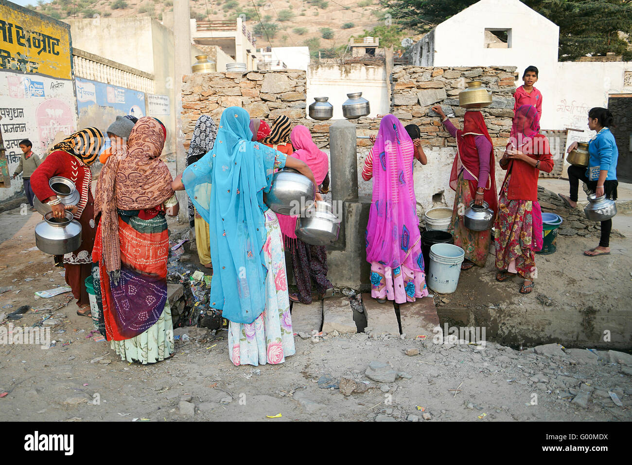 Attente des femmes indiennes de la région de thier à la collecte de l'eau que consomment quotidiennement Banque D'Images