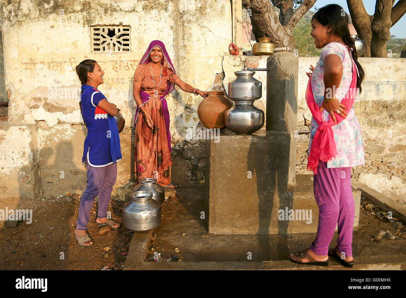 Les femmes indiennes locales posent pour l'appareil photo dans l'eau centre rassemblement. Banque D'Images