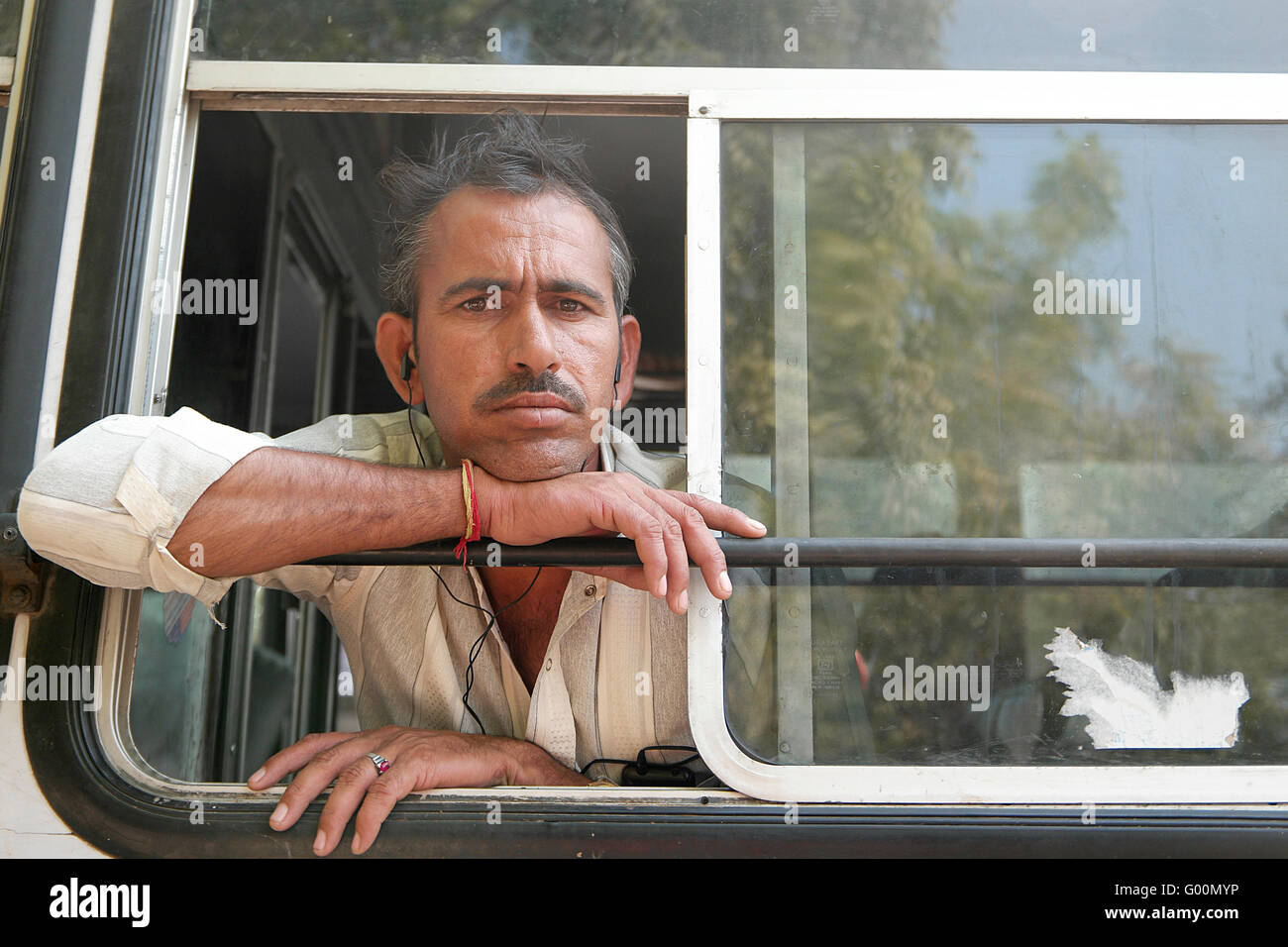Pushkar, Inde:23 Novembre 2015:l'homme indien local non identifié pour poser à l'intérieur de l'autobus de l'appareil photo dans les rues de Pushkar, Inde. Banque D'Images