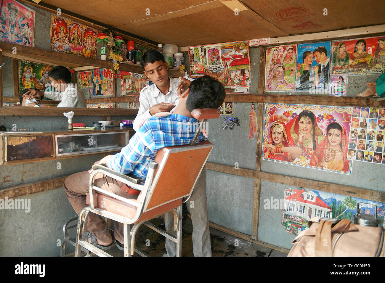 Le coiffeur dans la rue de Pushkar, Inde. Banque D'Images