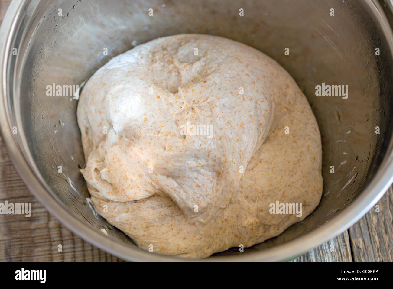 Pâte à pain fait maison dans un bol en métal. Banque D'Images