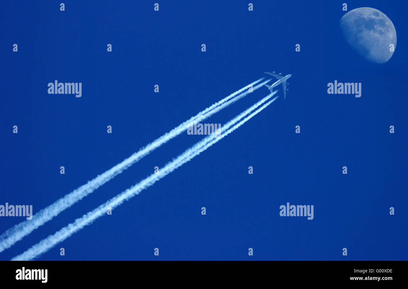 Avion près la lune Banque D'Images