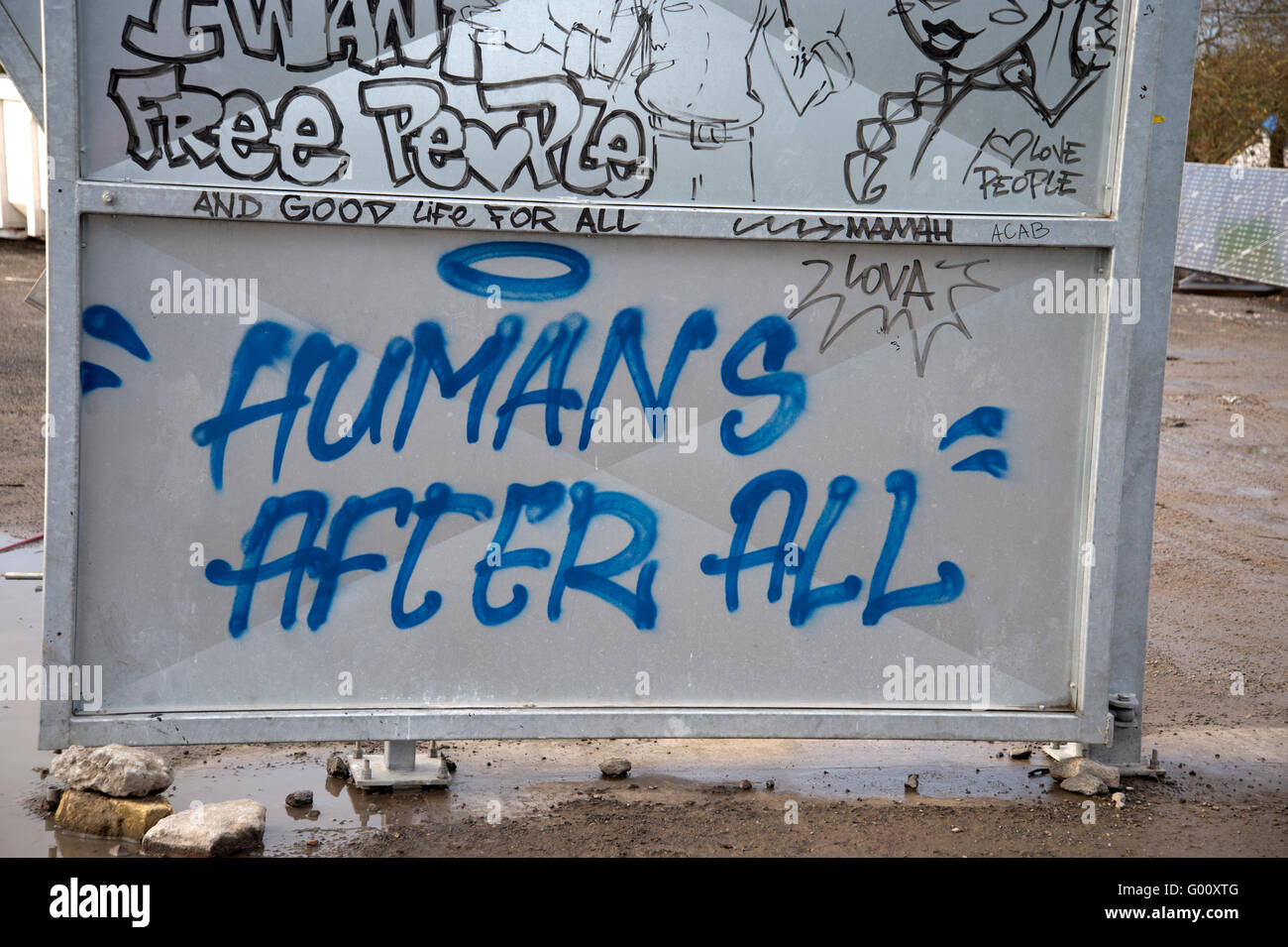 Les réfugiés. La France. Calais. Le soi-disant camp de jungle. Dire "Graffiti Les humains après tout'. Banque D'Images