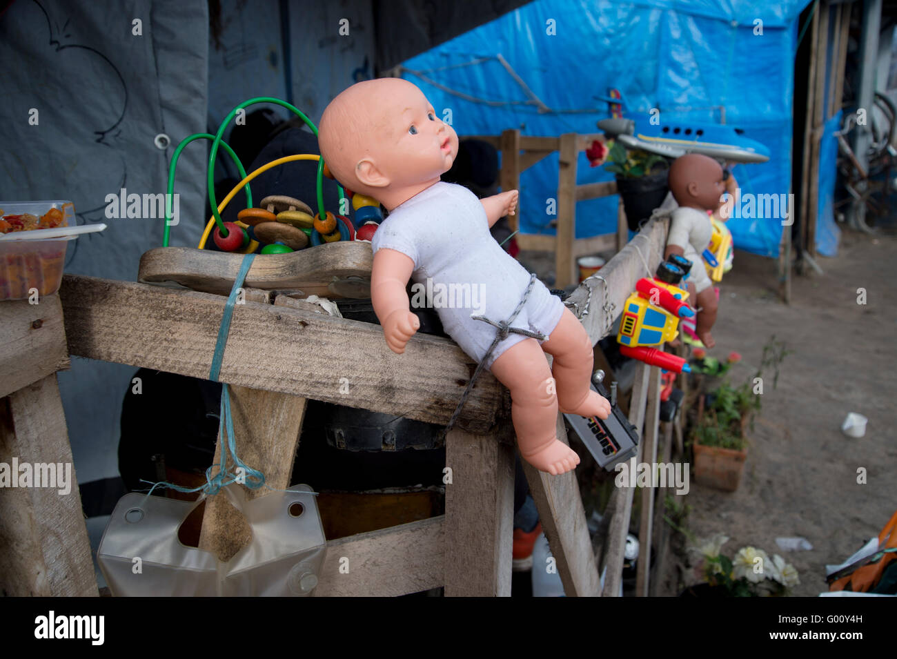La France, Calais. 'Jungle' camp pour réfugiés. Certains soudanais ont décoré leur abri avec des jouets d'enfants. Banque D'Images