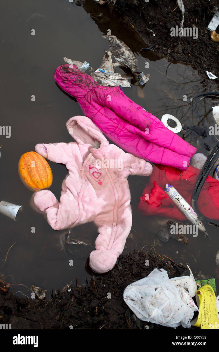 La France, Calais. 'Jungle' camp pour réfugiés. Les vêtements d'enfants abandonnés dans un fossé. Banque D'Images