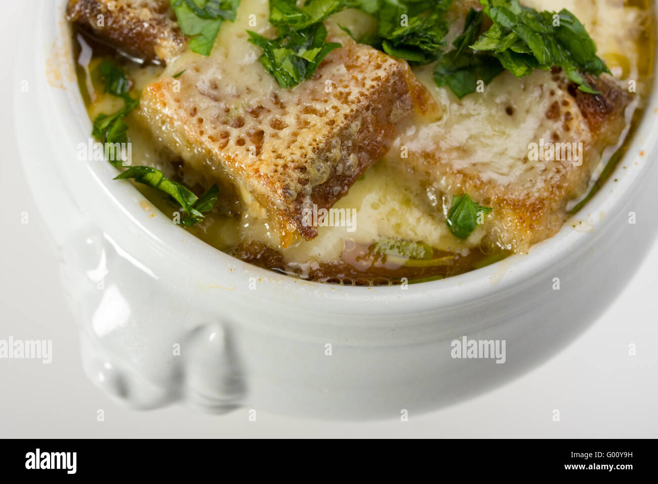 La soupe à l'oignon tarte aux poireaux avec du fromage dans une casserole Banque D'Images