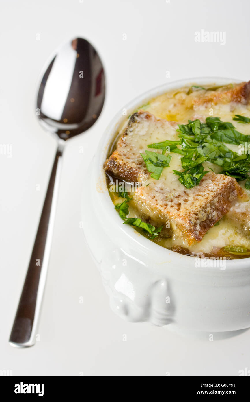 La soupe à l'oignon tarte aux poireaux avec du fromage dans une casserole Banque D'Images