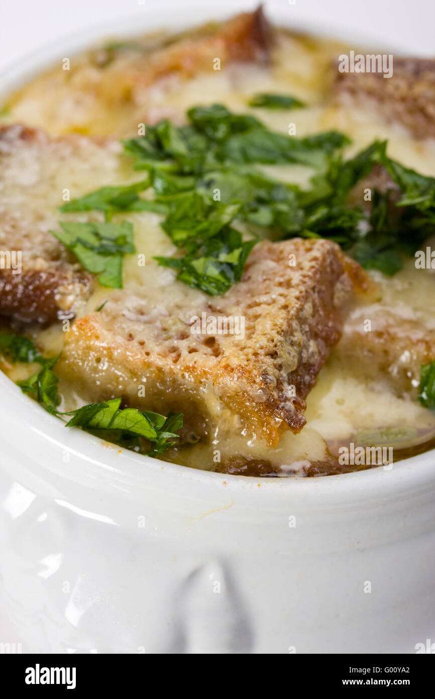 La soupe à l'oignon tarte aux poireaux avec du fromage dans une casserole Banque D'Images