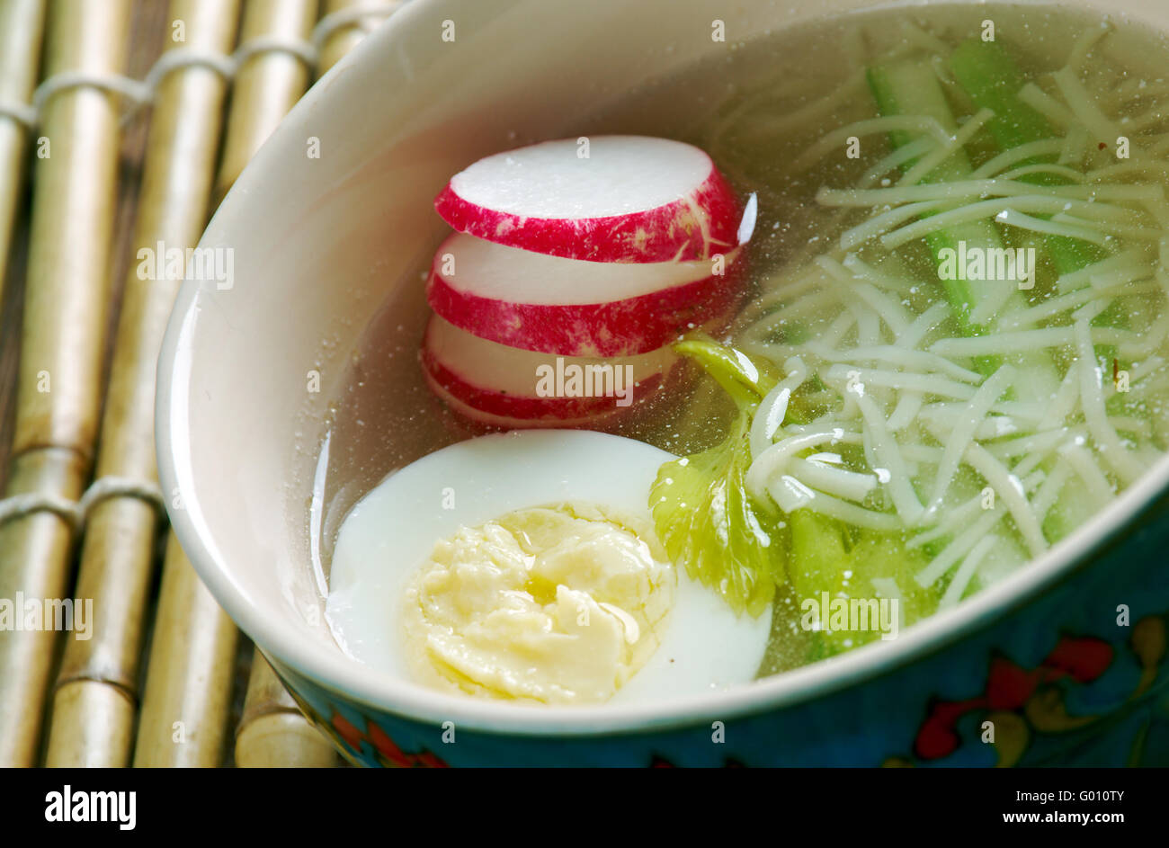 Saimin - soupe de nouilles plat développé en Chine. Banque D'Images