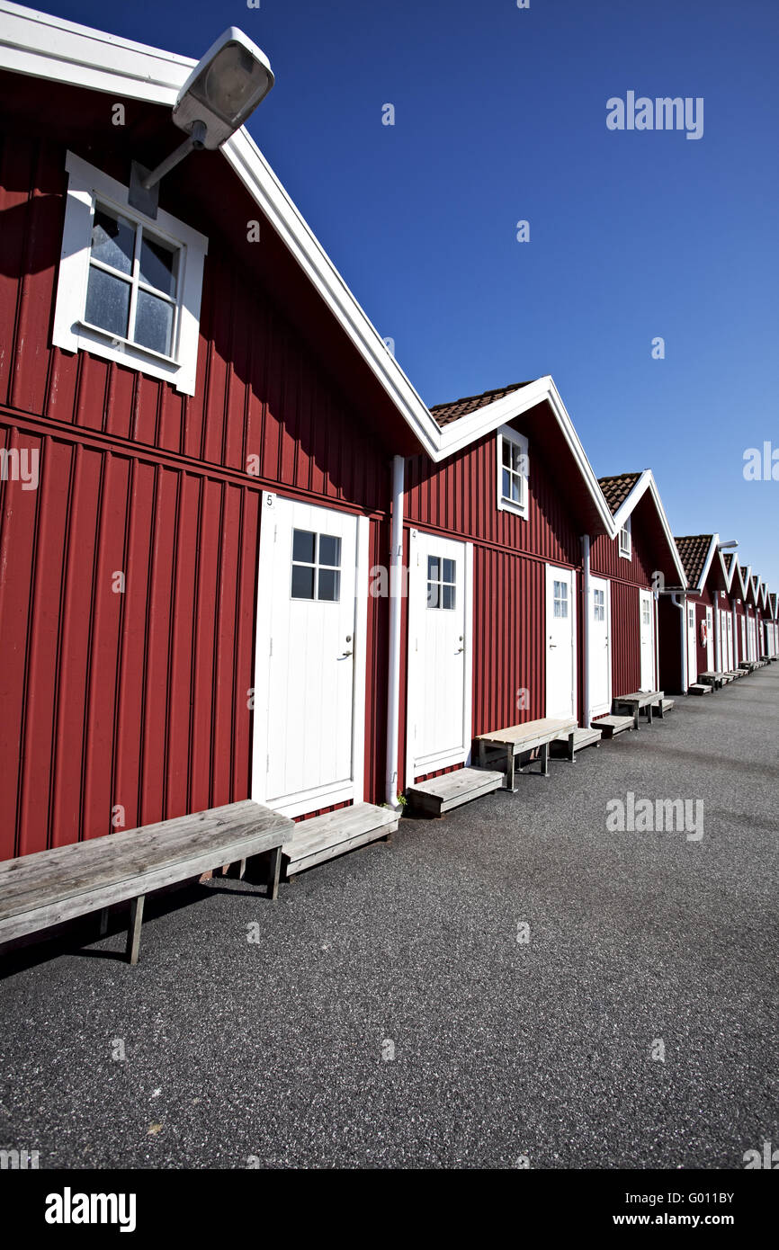 Maisons bateau suédois rouge sur une journée ensoleillée Banque D'Images