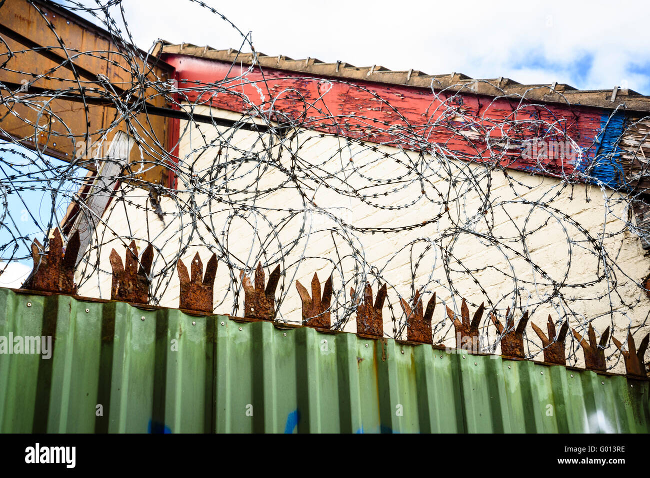 Barbelés sur place aux côtés de la Leeds et Liverpool Canal dans Wigan Greater Manchester UK Banque D'Images