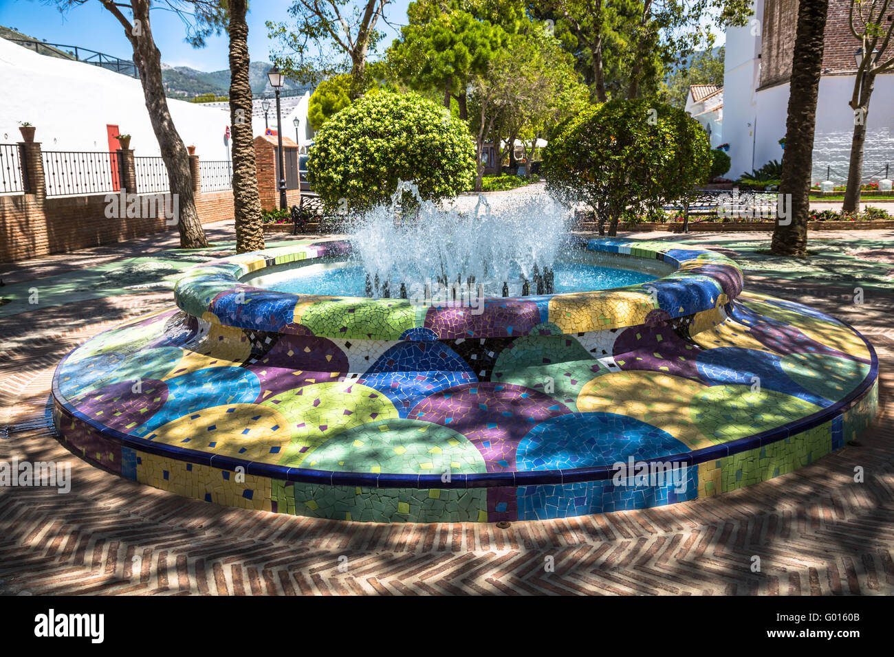 Mijas, avec les pots de fleurs dans les façades. Village blanc andalou. Costa del Sol Banque D'Images