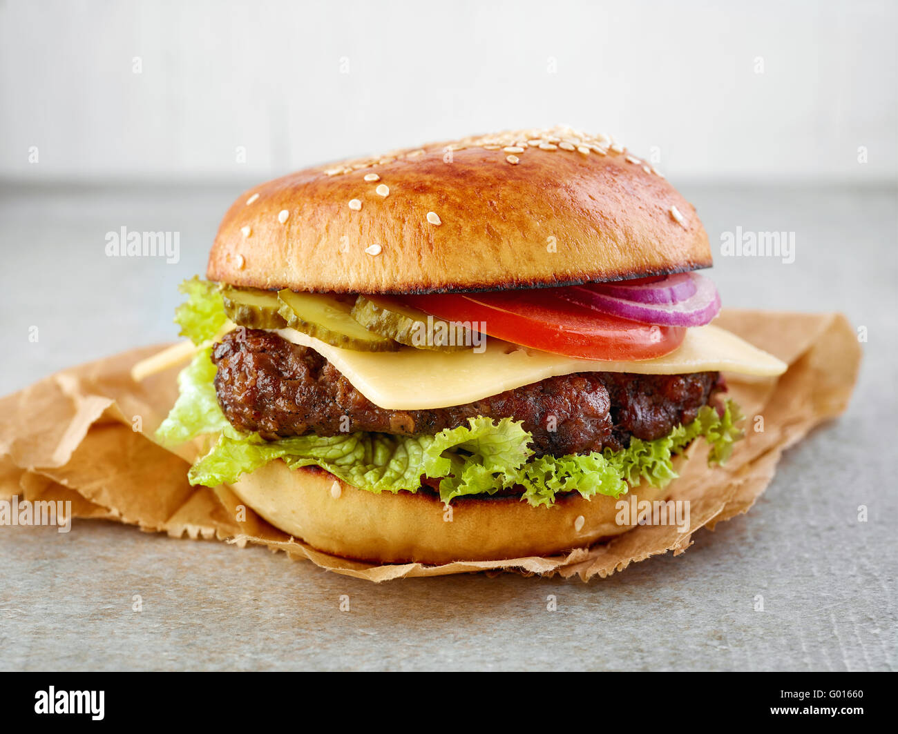 Cheeseburger classique sur table gris Banque D'Images