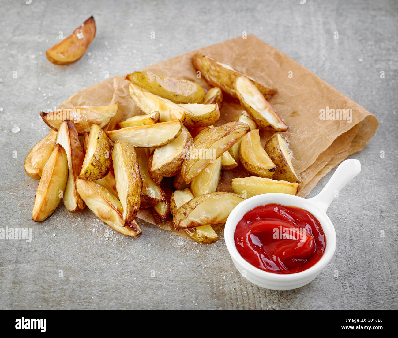 Les quartiers de pommes de terre et sauce tomate Banque D'Images