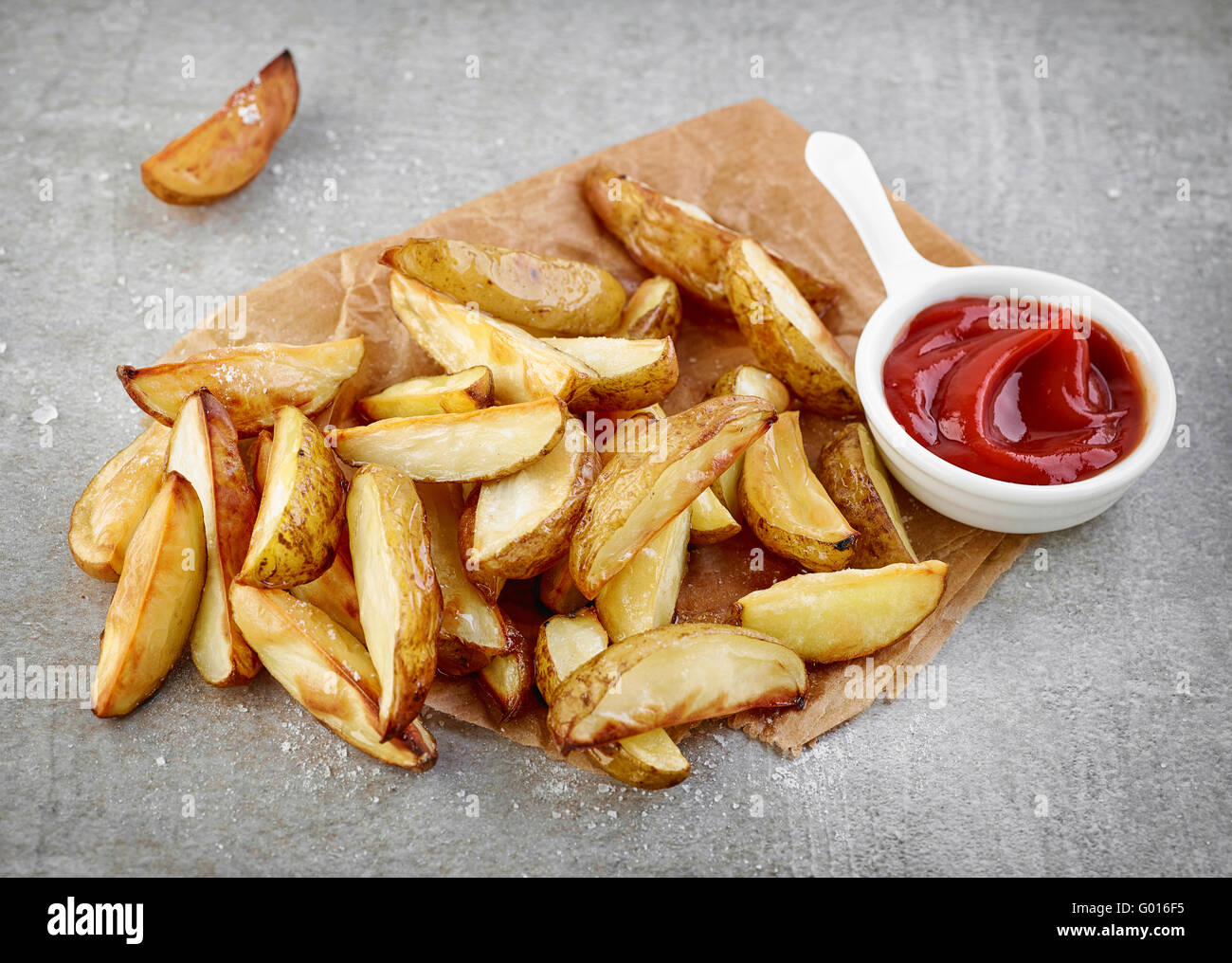 Les quartiers de pommes de terre et sauce tomate Banque D'Images