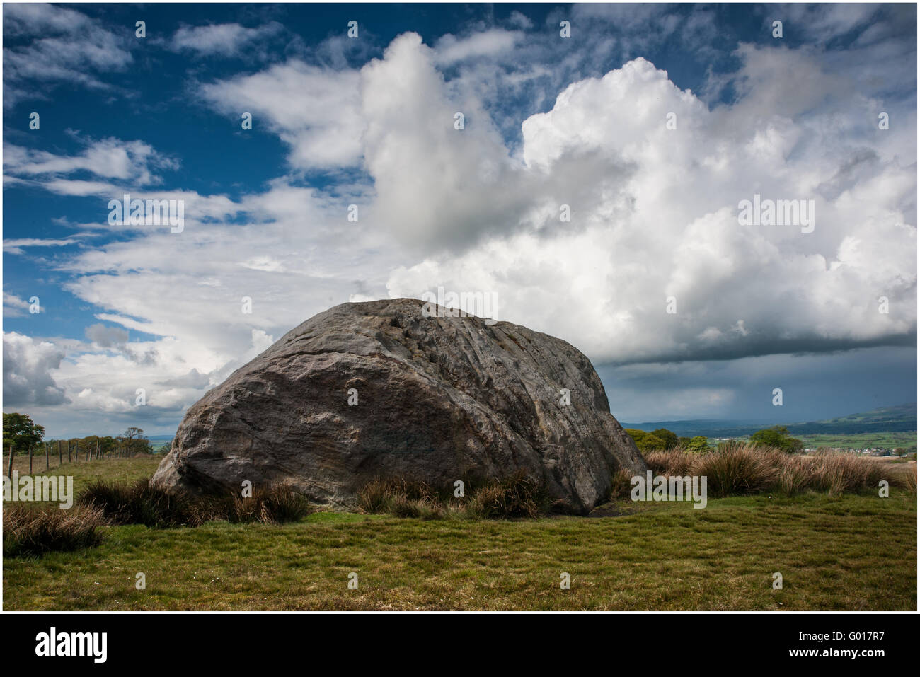 La grande pierre d'un géant Fourstones erratique glaciaire près de High Bentham dans Yorkshire du Nord Banque D'Images