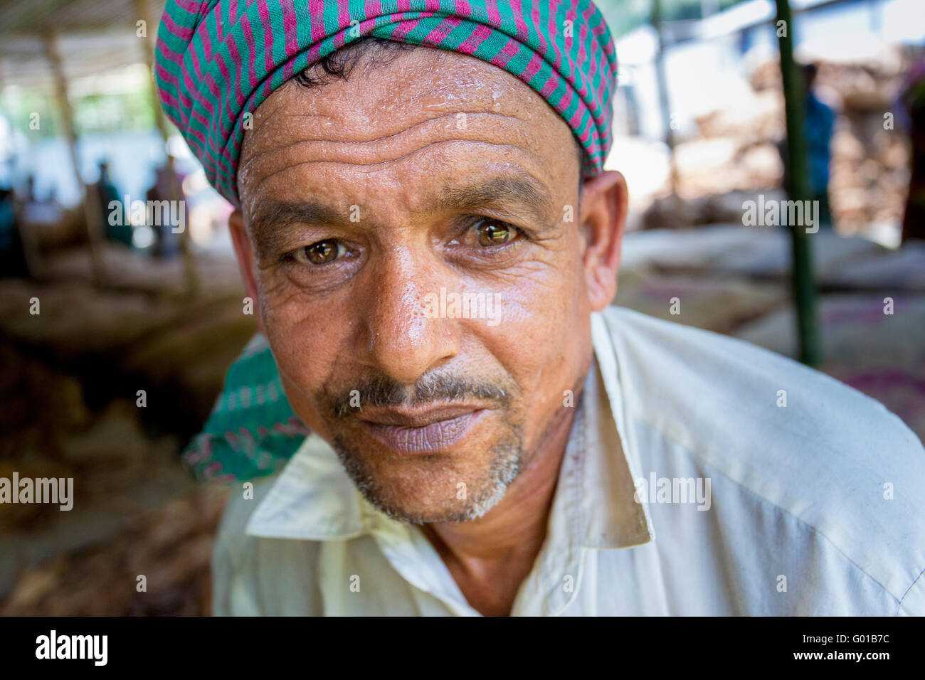 Portrait d'un travailleur du tabac à côté village de manikganj, au Bangladesh. Banque D'Images