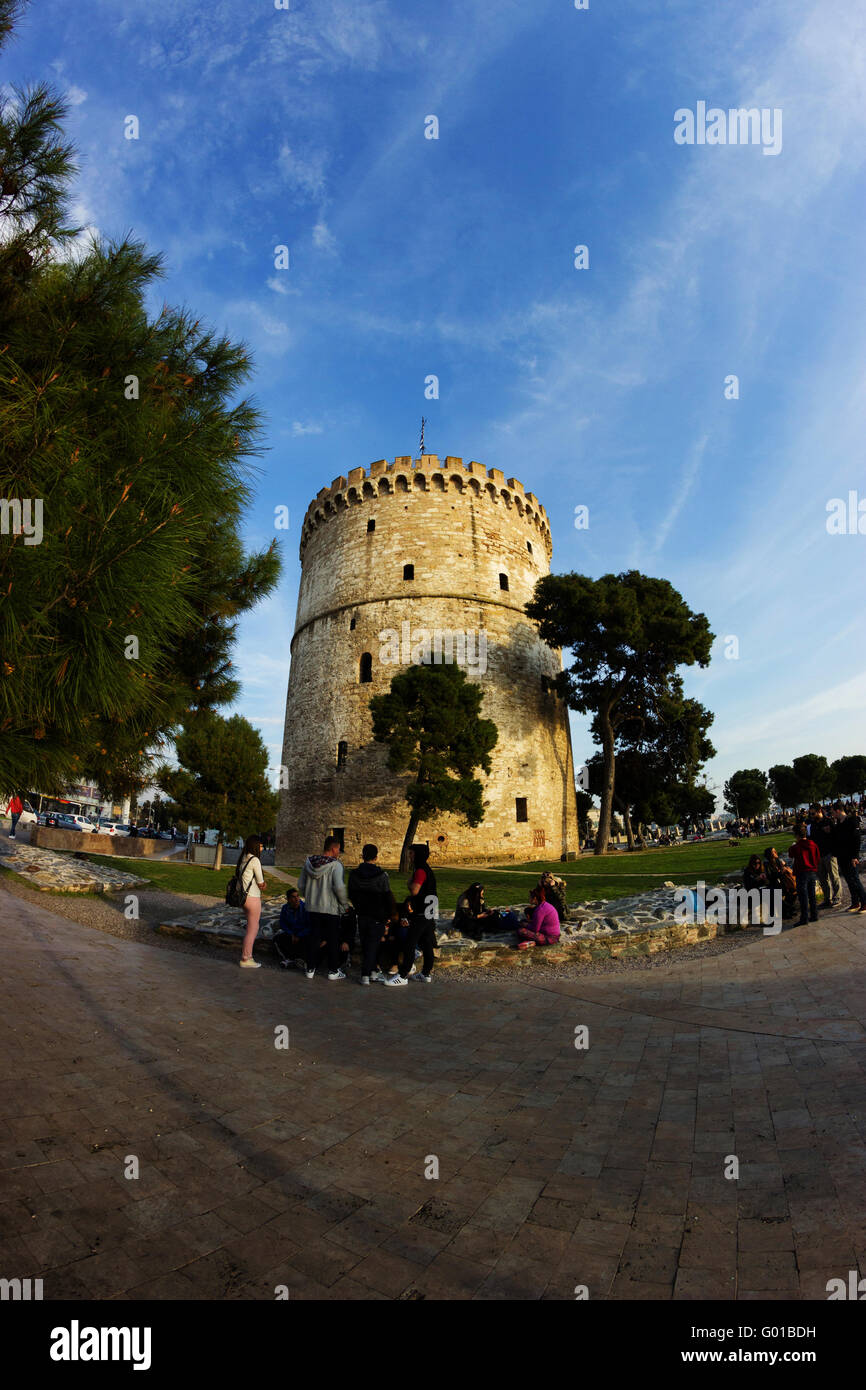 Vue de la Tour Blanche de Thessalonique ou Salonique à la nouvelle promenade de la ville. La Grèce. Banque D'Images