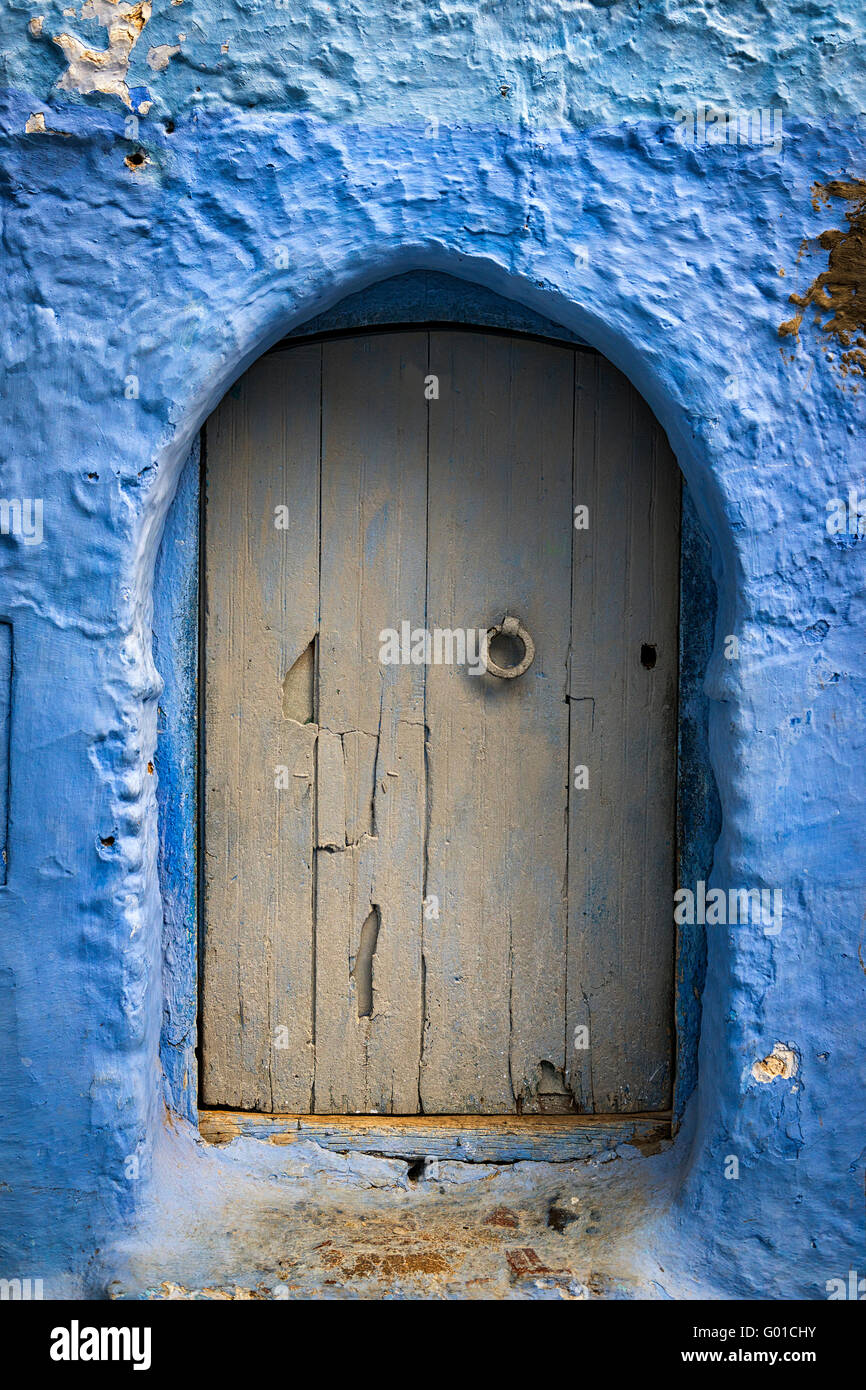 Détail d'une porte dans la ville de Chefchaouen, au Maroc Banque D'Images