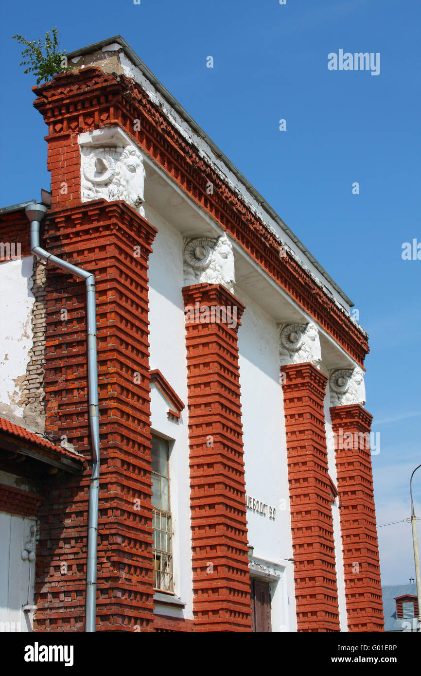 Bâtiment de brique rouge avec les capitales de colonnes en forme de têtes de béliers Banque D'Images