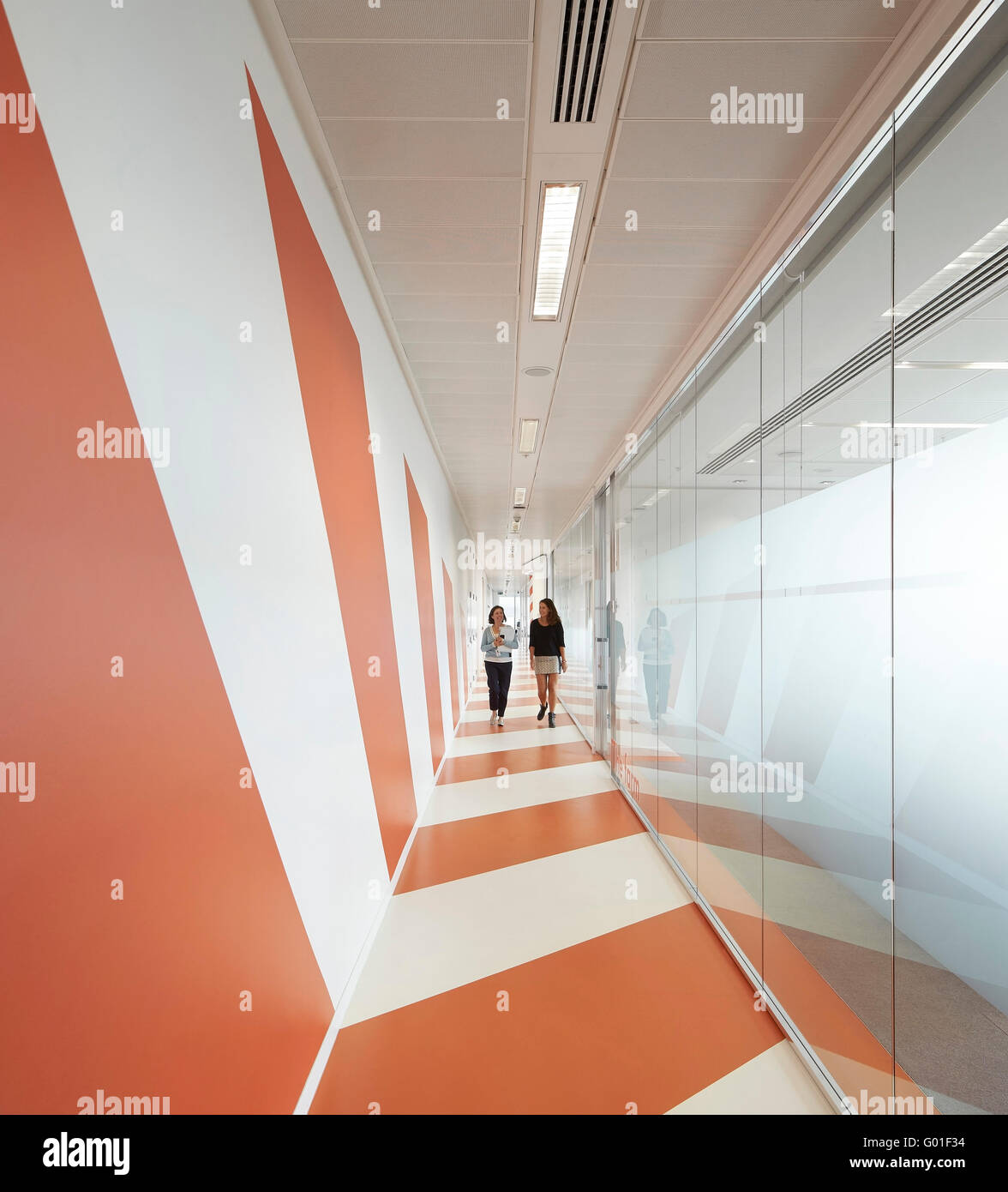 Vue du couloir avec vitrage et graphiques de couleur orange. Central Saint Giles, London, Royaume-Uni. Architecte : Renzo Piano Building Workshop, 2015. Banque D'Images