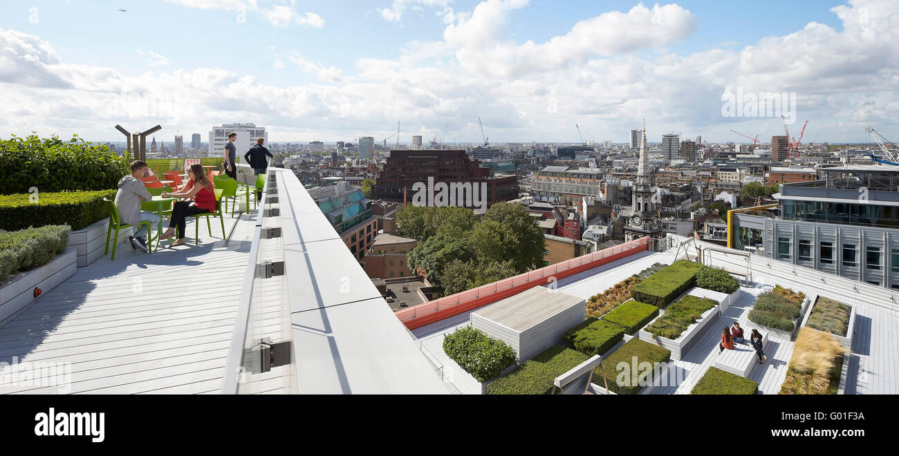 Toit-terrasse et jardin avec la ville. Central Saint Giles, London, Royaume-Uni. Architecte : Renzo Piano Building Workshop, 2015. Banque D'Images