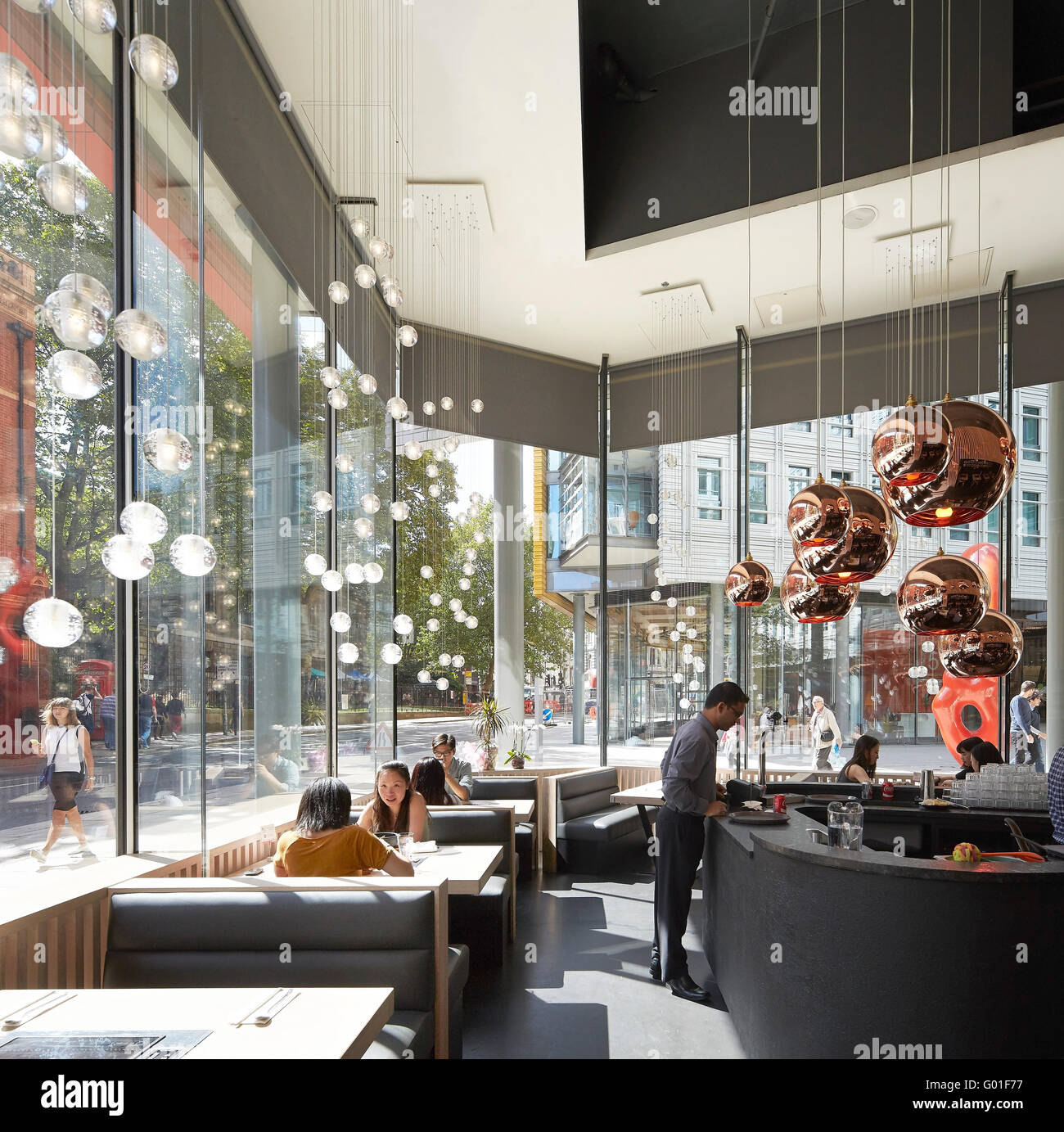 Restaurant intérieur avec vitrage sur la rue. Central Saint Giles, London, Royaume-Uni. Architecte : Renzo Piano Building Workshop, 2015. Banque D'Images