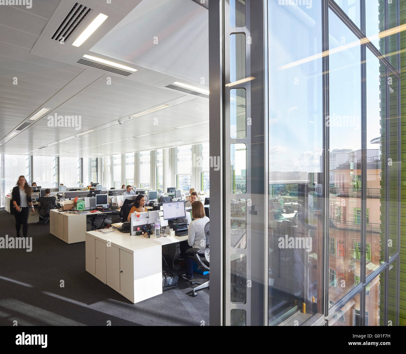 Open plan office entièrement vitré. Central Saint Giles, London, Royaume-Uni. Architecte : Renzo Piano Building Workshop, 2015. Banque D'Images