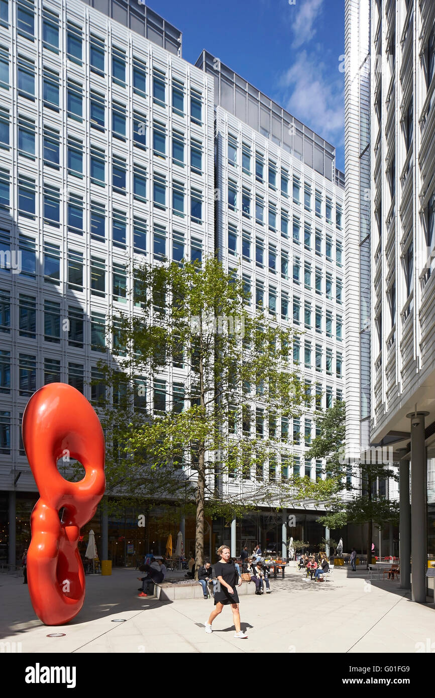 Ob8 sculpture par Steven Gontarski en cour publique. Central Saint Giles, London, Royaume-Uni. Architecte : Renzo Piano Building Workshop, 2015. Banque D'Images