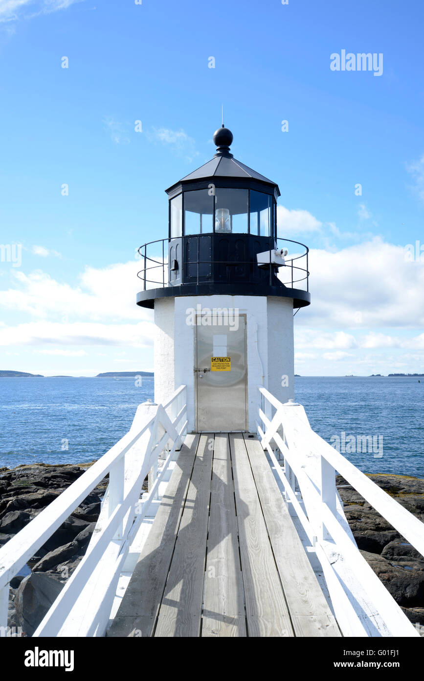 Allée menant à la Long Point Lighthouse Marshall dans le Maine. Entourant la promenade est wate et une côte rocheuse. Banque D'Images